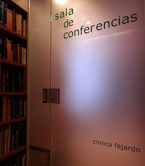 Acceso directo a la Sala De Conferencias desde la Clinica